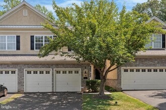 Building Photo - 821 Creekview Dr