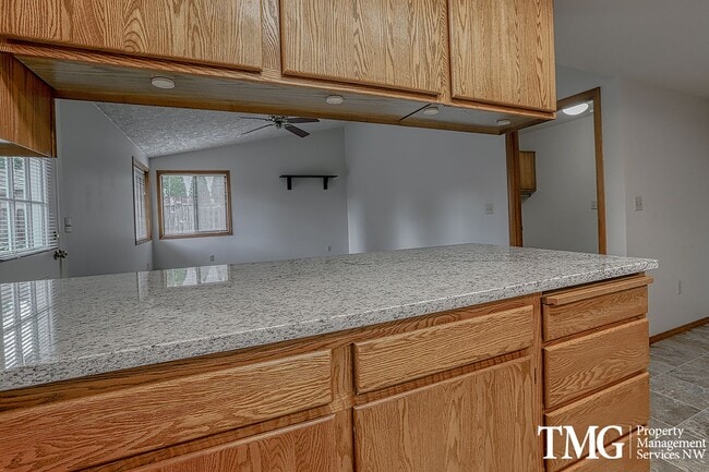 Building Photo - Great Location! 3 Bed/2 Bath Ranch Style H...