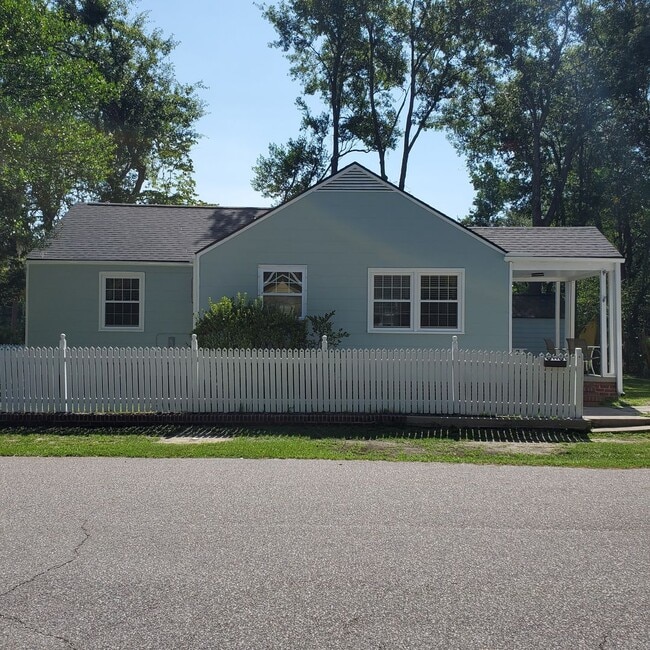 Building Photo - 2 Bedroom 1.5 Bath House in Park Circle No...