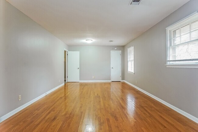 Foto del edificio - 924 Green Forest Dr