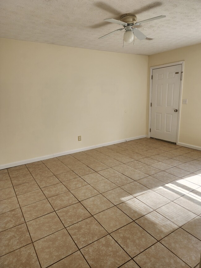 Livingroom - 1105 Indian Mound Dr