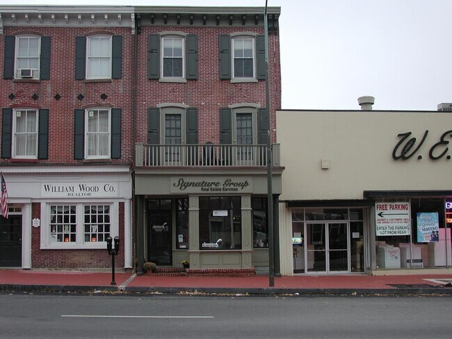 Frente - 126 W Market St