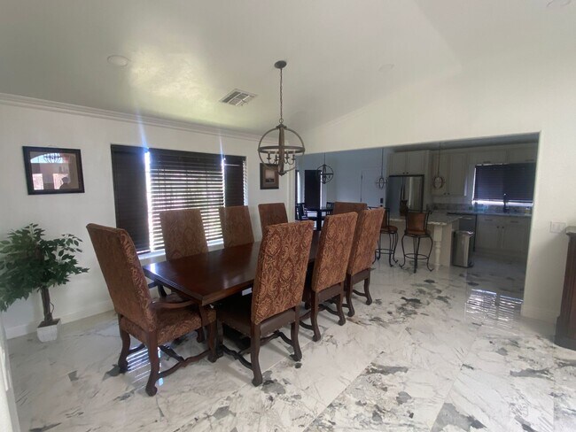 Foto del edificio - Fully Furnished 3 Bedroom Rental on the Go...