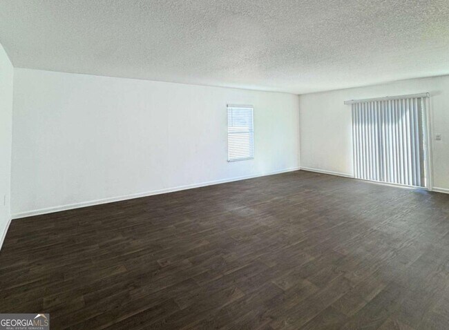 Foto del edificio - 101 Landing Blvd