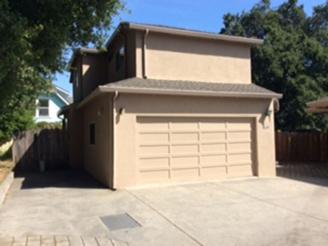Foto principal - Light-Filled 3bedroom/2bath Near Highway &...