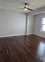 Building Photo - 1609 Chapman Ave SW
