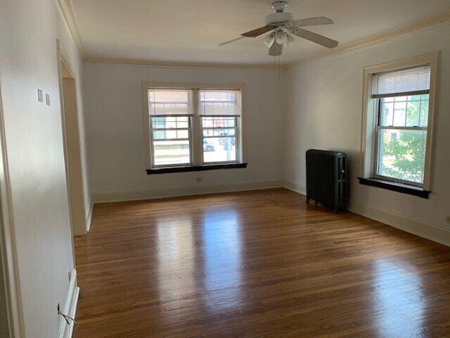 LR - 2333 W Addison St
