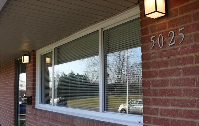 Foto del edificio - 3 Bedroom home with fenced in backyard and...