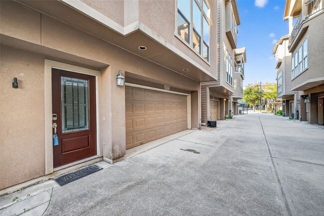 Building Photo - 1002 W 22nd St