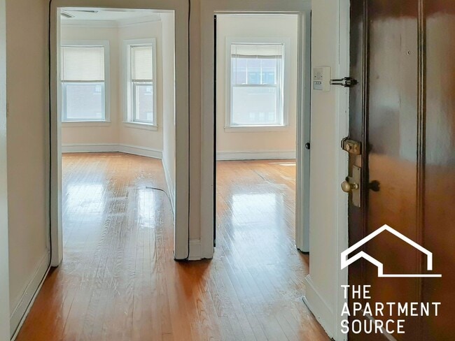 Building Photo - 2204 W Foster Ave