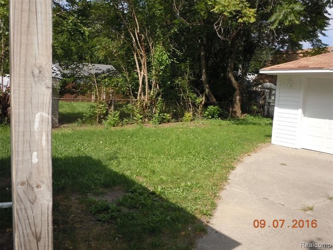 Building Photo - 1143 E Meyers Ave