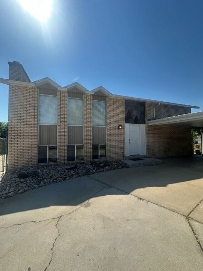Building Photo - Light Up Your Summer – 4 Bed 2 Bath Home f...