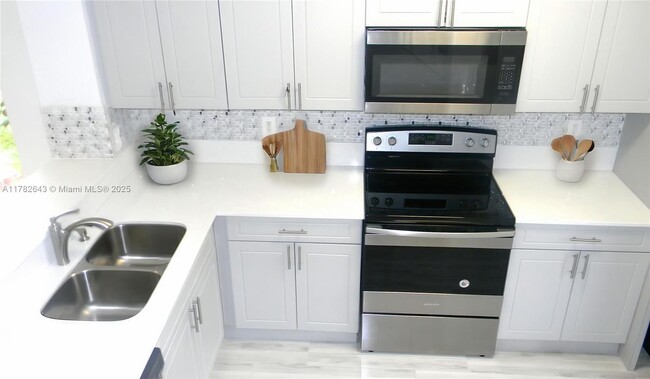 SO FLO Real Estate Group 431 SW 122nd Ave Pembroke Pines - 431 SW 122nd Ave