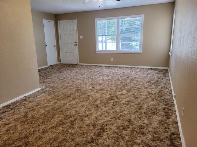 Building Photo - GREAT LARGE HOME