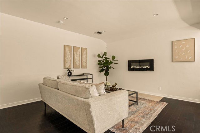 Building Photo - 15233 Camarillo St