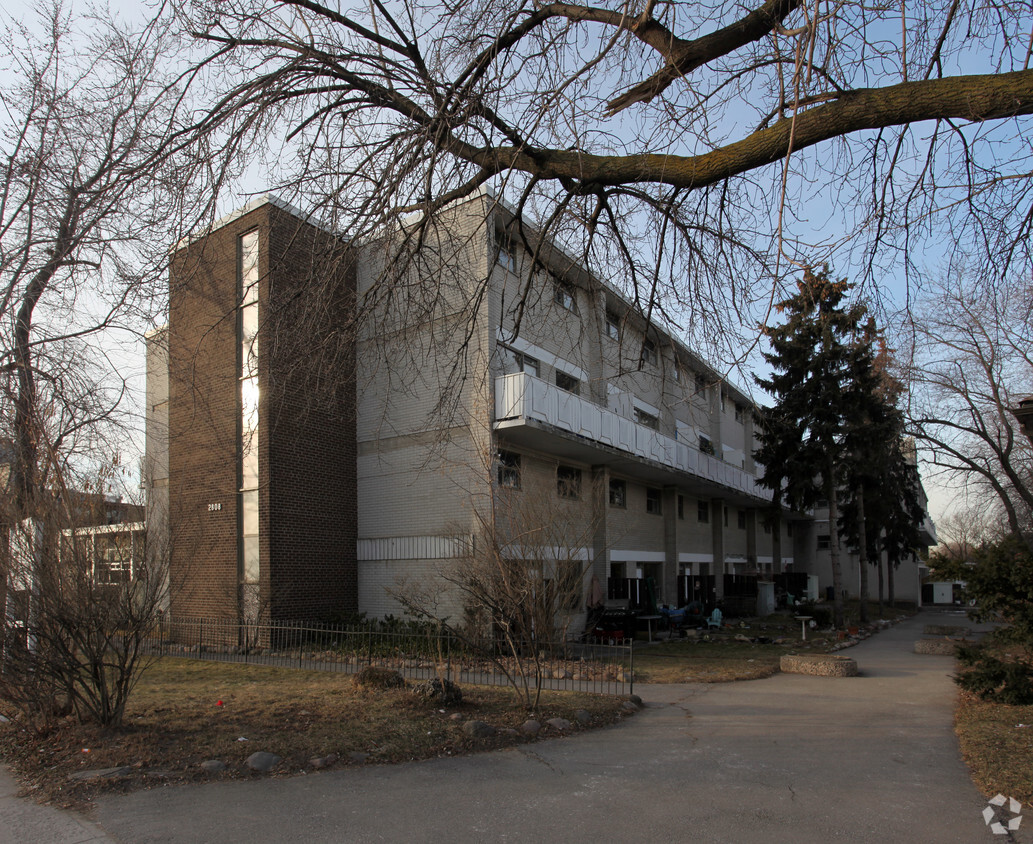 Building Photo - 2808 Keele St