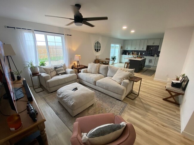 Building Photo - Beautiful 3 bed 2.5 bath Townhome