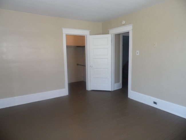 Foto del edificio - Large 3 Bedroom With Hardwood Floors