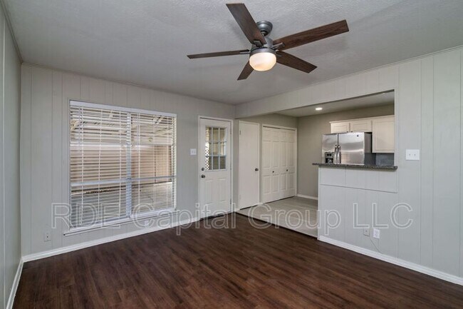 Foto del edificio - 2726 Starcrest Ln