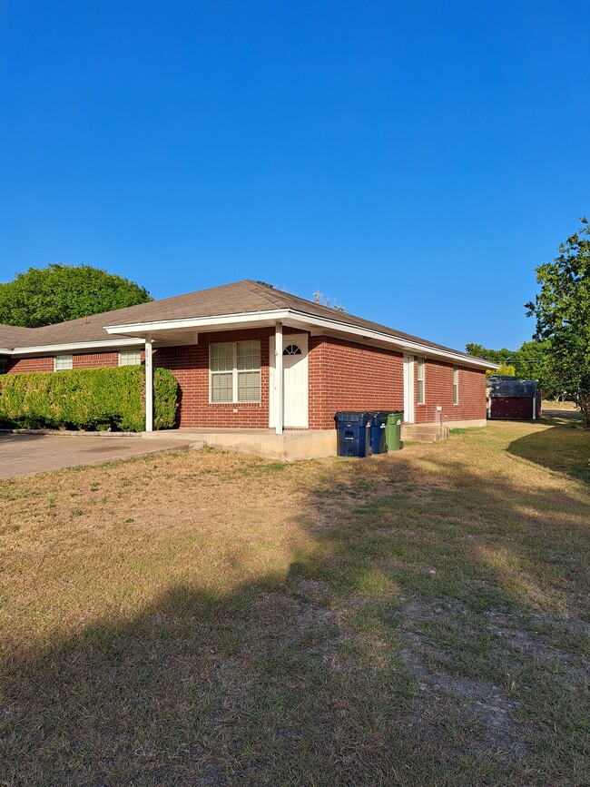 Building Photo - 801 N Rhomberg St