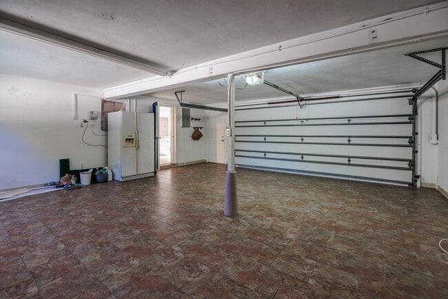 Building Photo - 527 W Jasmine Dr