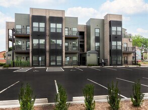 Building Photo - 1305 Oak St