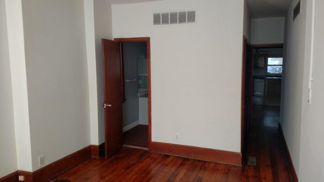 Foto del edificio - 111 W 13th St