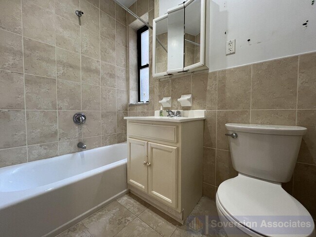 Building Photo - 585 W 204th St