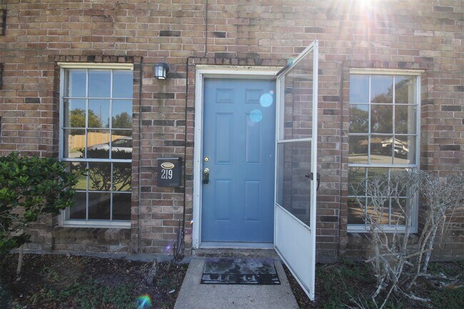 Foto del edificio - 219 W F St