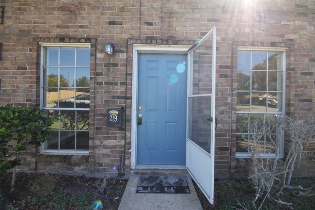 Building Photo - 219 W F St