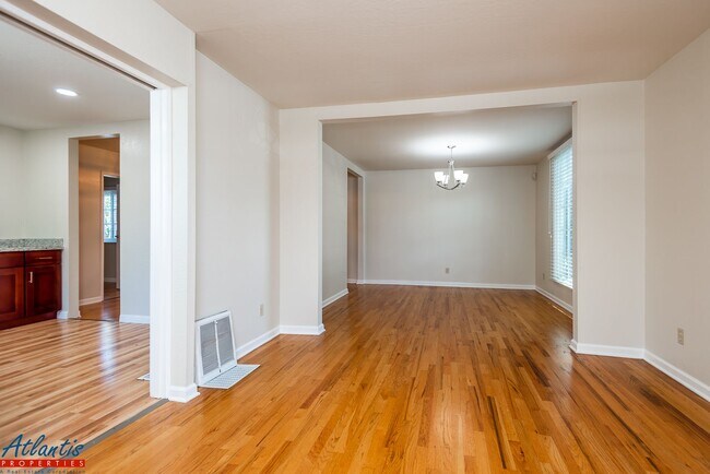 Foto del edificio - Lovely Home | Hardwood Flooring | Bonus Room