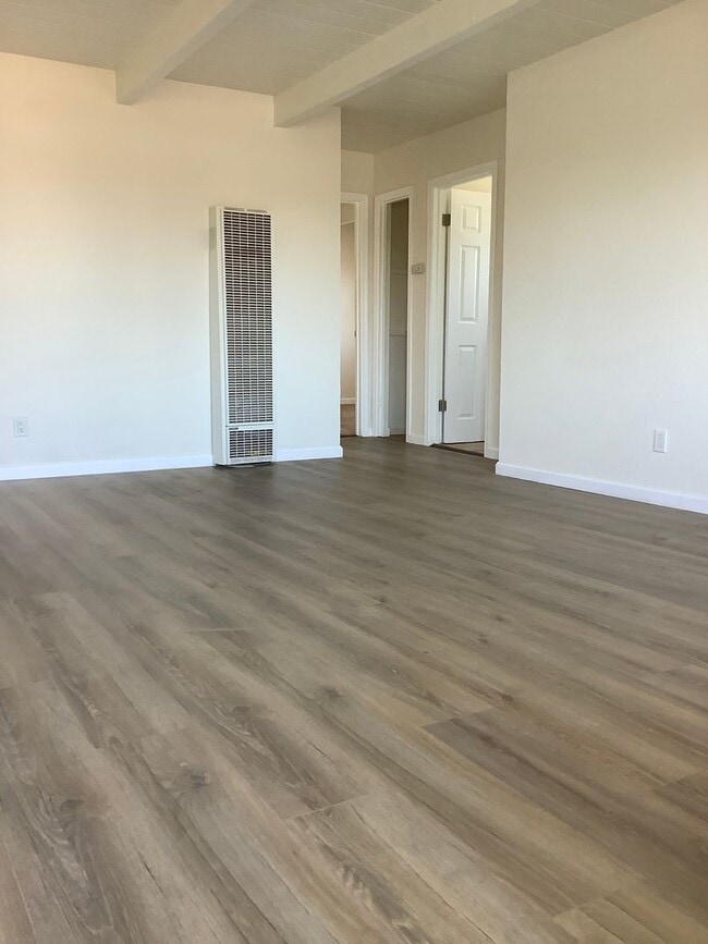 Building Photo - Newly Remodeled Upstairs 2 Bedroom 1 Bath ...
