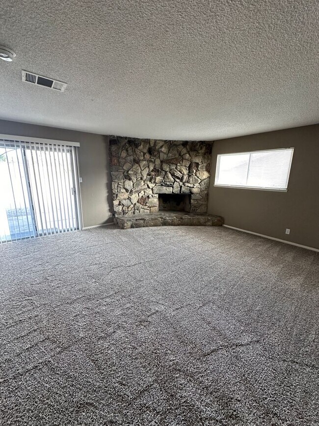 Building Photo - Great Single Story ready for move in