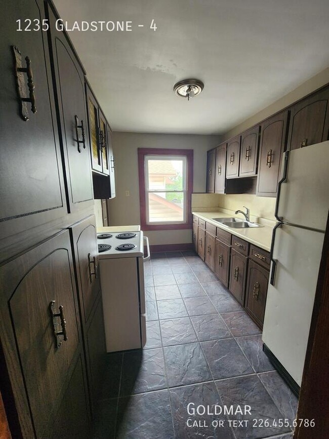 Building Photo - 2 Bedroom 4 Plex off Ottawa St.