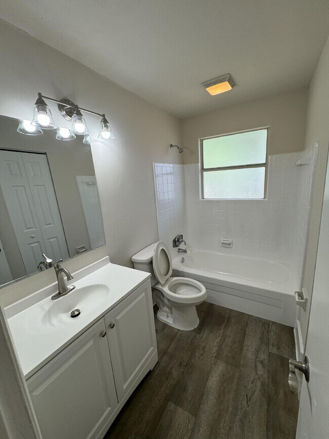 Building Photo - For Rent - Freshly renovated - 3/1