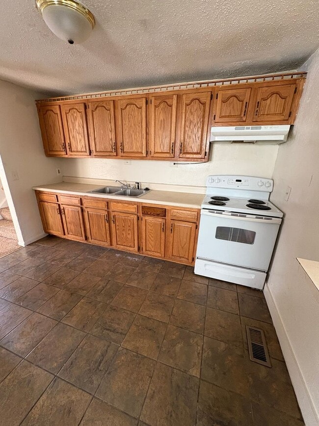 Building Photo - Charming 4 bed home located at in North Toledo