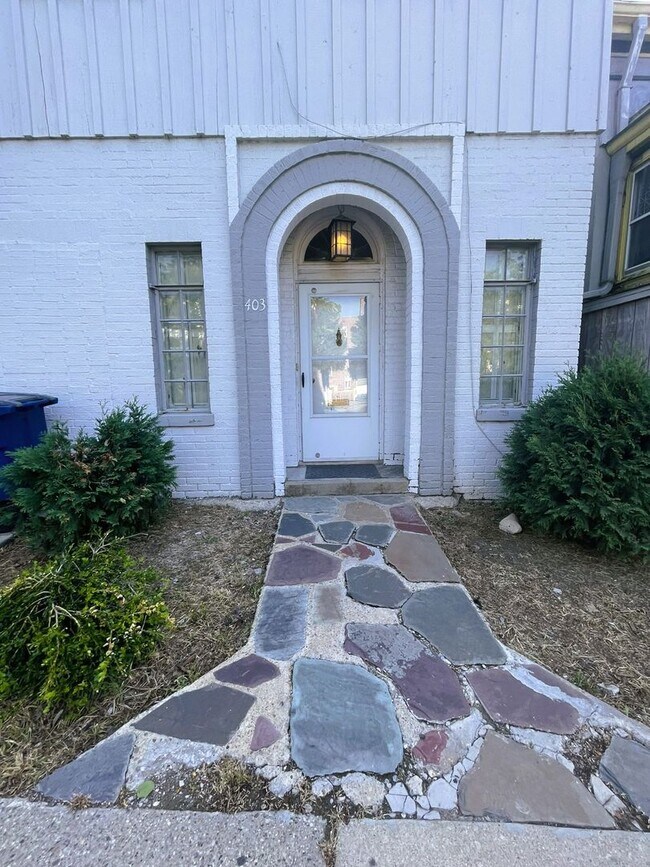 Foto del edificio - Charming Home by Central Campus with Private Courtyard + Parking + Laundry | Academic Year Lease ...