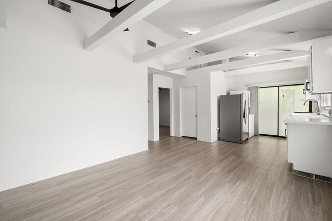Building Photo - Historic Hyde Park Gem: Fully Renovated 2-...