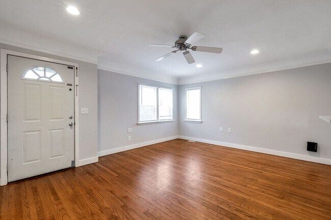 Foto del edificio - 6 month lease only no extensions Greenwood bungalow