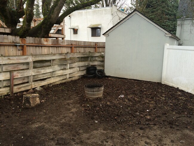 Foto del edificio - 807-809 Government Way