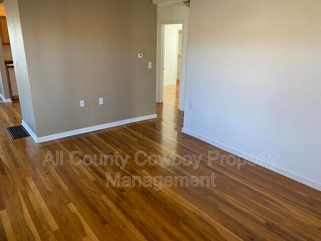 Foto del edificio - 1222 Logan Ave