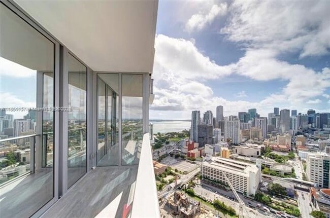 Foto del edificio - 851 NE 1st Ave