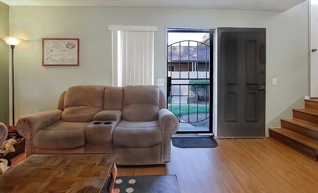 Foto del edificio - 2121 E Grand Ave