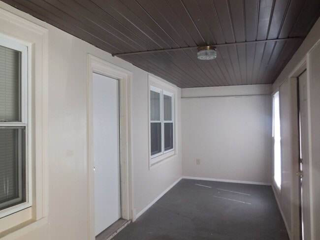 Building Photo - Two Bedroom Home w/Enclosed Sunroom and Pr...