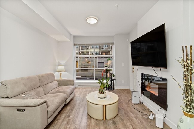 Building Photo - 827 Roderick Av