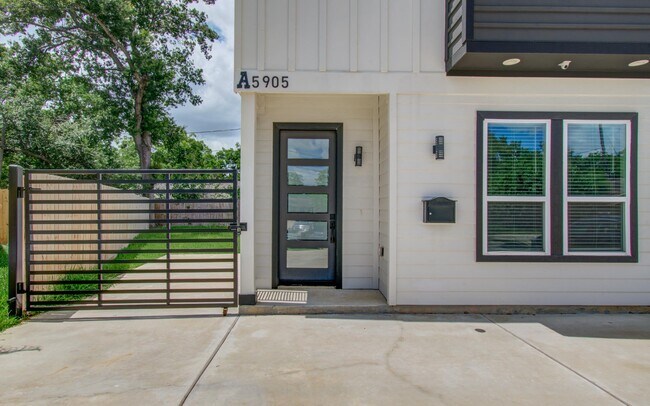 Foto del edificio - 5905 Crest Ct