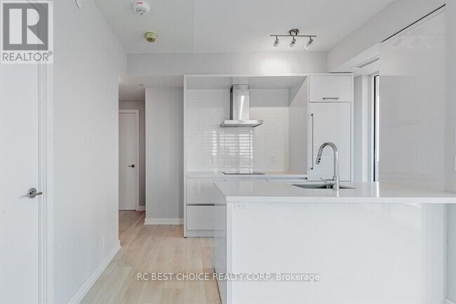 Building Photo - 2221 Yonge St