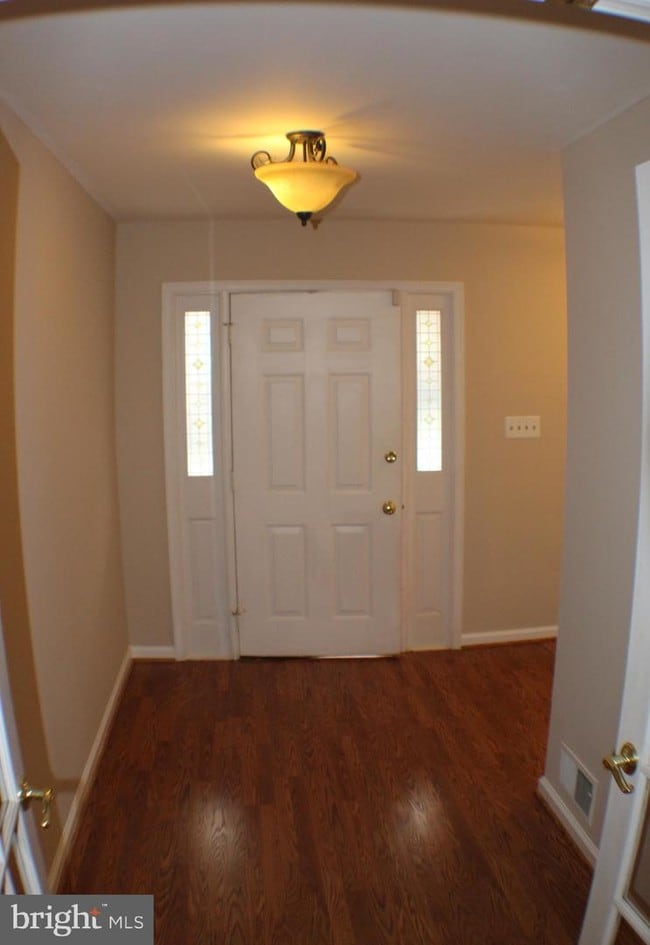 Building Photo - 5584 Queen Victoria Ct