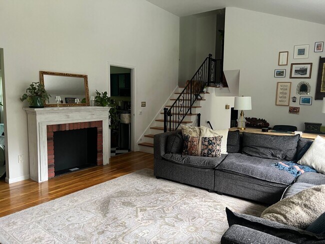 Building Photo - Spacious Well Maintained 3 Bedroom 2.5-Bat...