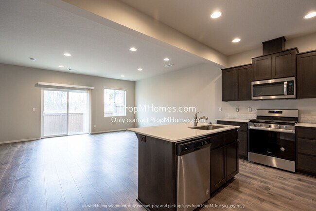 Foto del edificio - Serene 3-Bedroom Townhouse in Happy Valley-Rock Creek